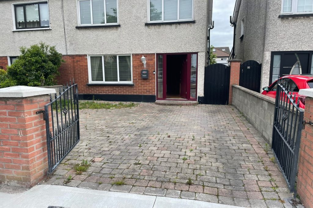 Driveway with Limestone Slabs and Cobbled Borderline in Hartstown, Dublin (1)