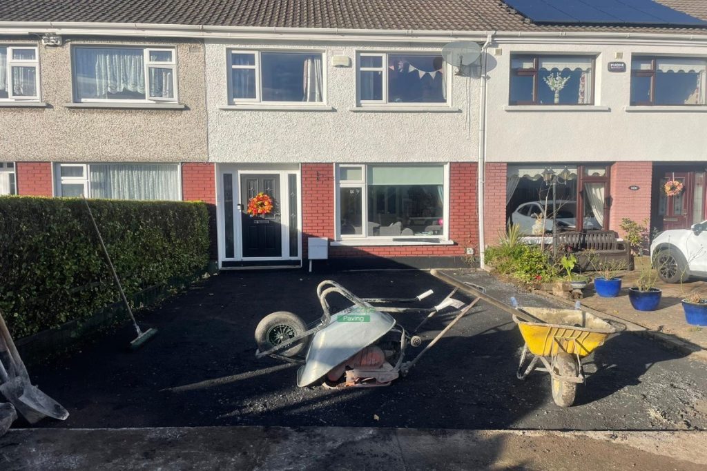 Asphalt Driveway with Bull-Nose Step and Picket Fence in Dublin (2)