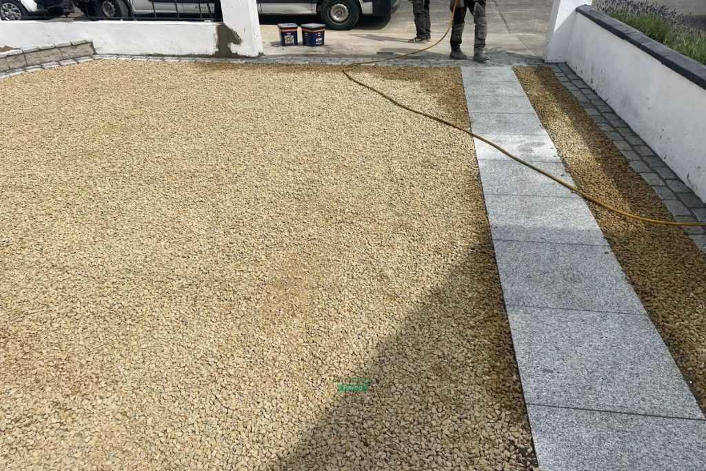 Driveway with Golden Gravel and Granite Cobbles in Dublin (8)
